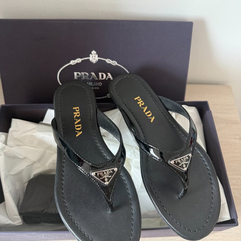 NWT Prada Thong Flat Sandals Black Leather Triangle Logo Sz 35